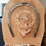 Die blauen Schürzen aus dem Sarntal 14 IMG 0450 hoelzerne Uhr Drechslerei Fritz Sarnthein bei Reisememo