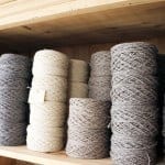 Die blauen Schürzen aus dem Sarntal 22 IMG 0491 Wolle Handweberei Unterweger Sarnthein bei Reisememo