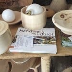 Die blauen Schürzen aus dem Sarntal 12 IMG 0731 Zirbelholz Drechslerei Fritz Sarnthein bei Reisememo