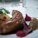 Schweizer Fleisch für Argentinier am Gustofestival "Swiss Culinaire" 8 Schweinsbratwurst im Lammdarm, Schalotten confit, Schalotten frit, Schalotten purée, Pomme Darphin mit Speck, Rotweinjus