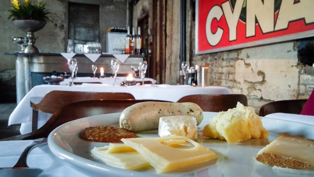 Beliebter Brunch in Zürich: Weisswurst und Käse in der Giesserei Oerlikon