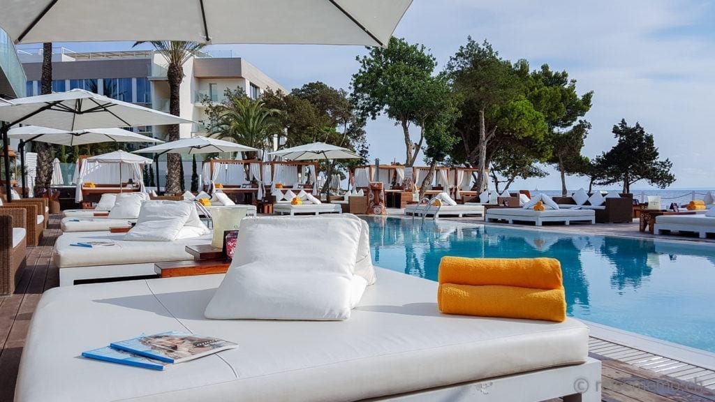 Liegen am Pool des Nikki Beach Clubs Ibiza