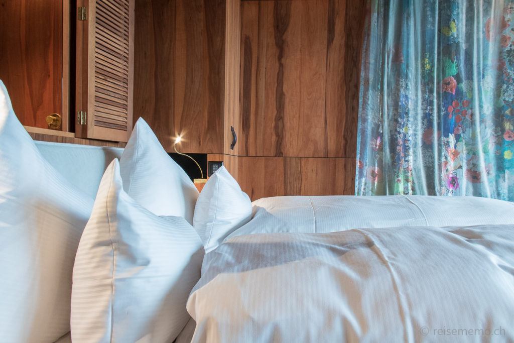 Seerose Resort Junior Suite Bett bei Reisememo