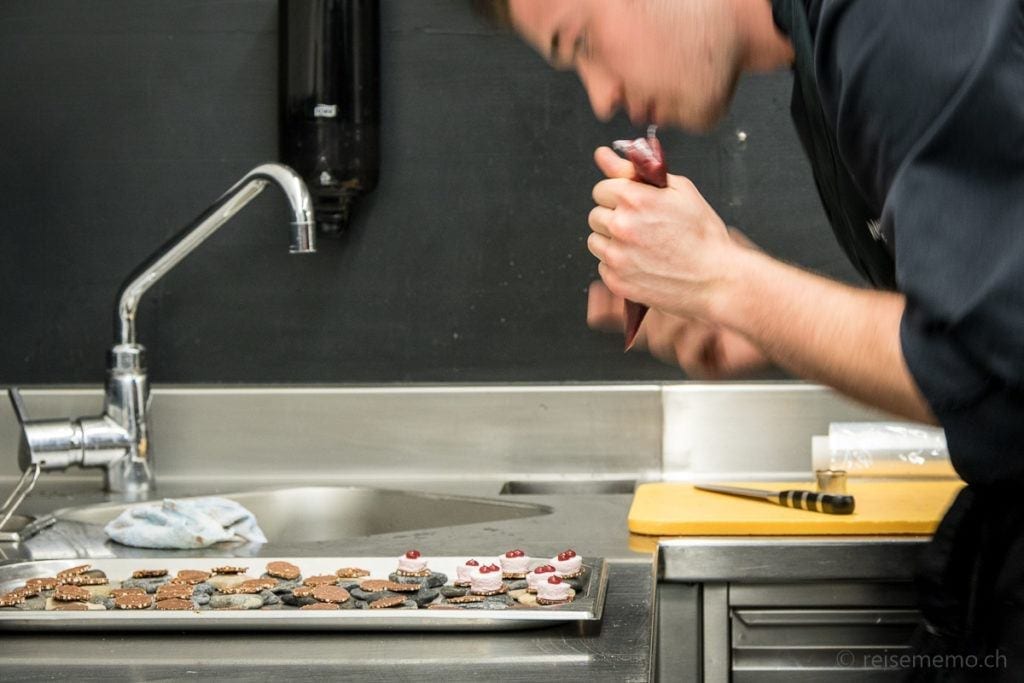 Vorbereitung mit Präzision in der Küche von Andreas Caminada