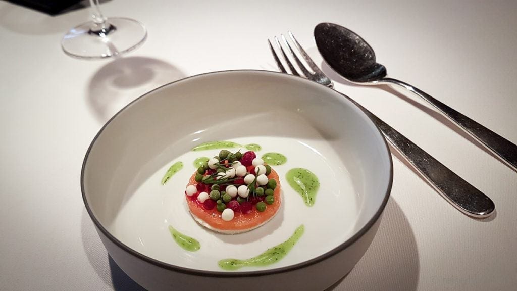 Zur Einstimmung: Saibling mit roter Bete, Gurke und Dill