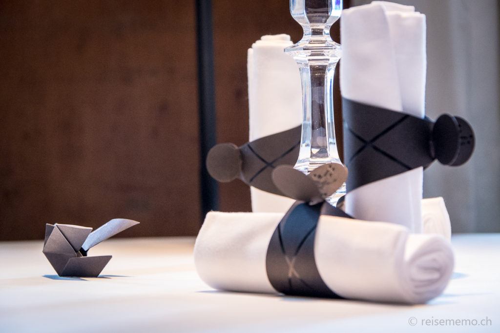 Elegantes Tischgedeck mit Origami