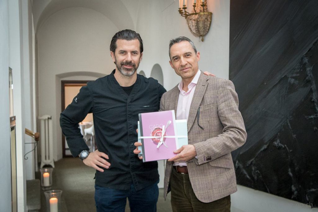 Andreas Caminada mit Walter Schärer und Rezeptmagazin "Documenta"
