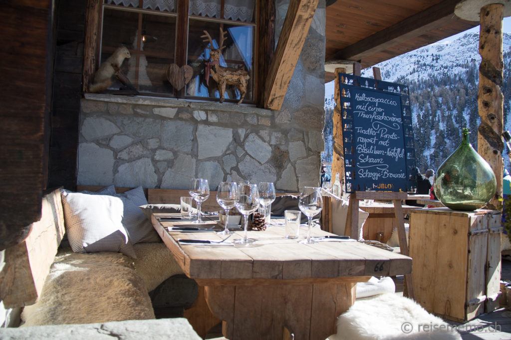 Chez Vrony Findeln Zermatt Tisch bei Reisememo