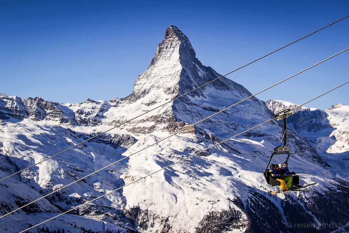 Skifahrer vor Matterhorn-Panorama