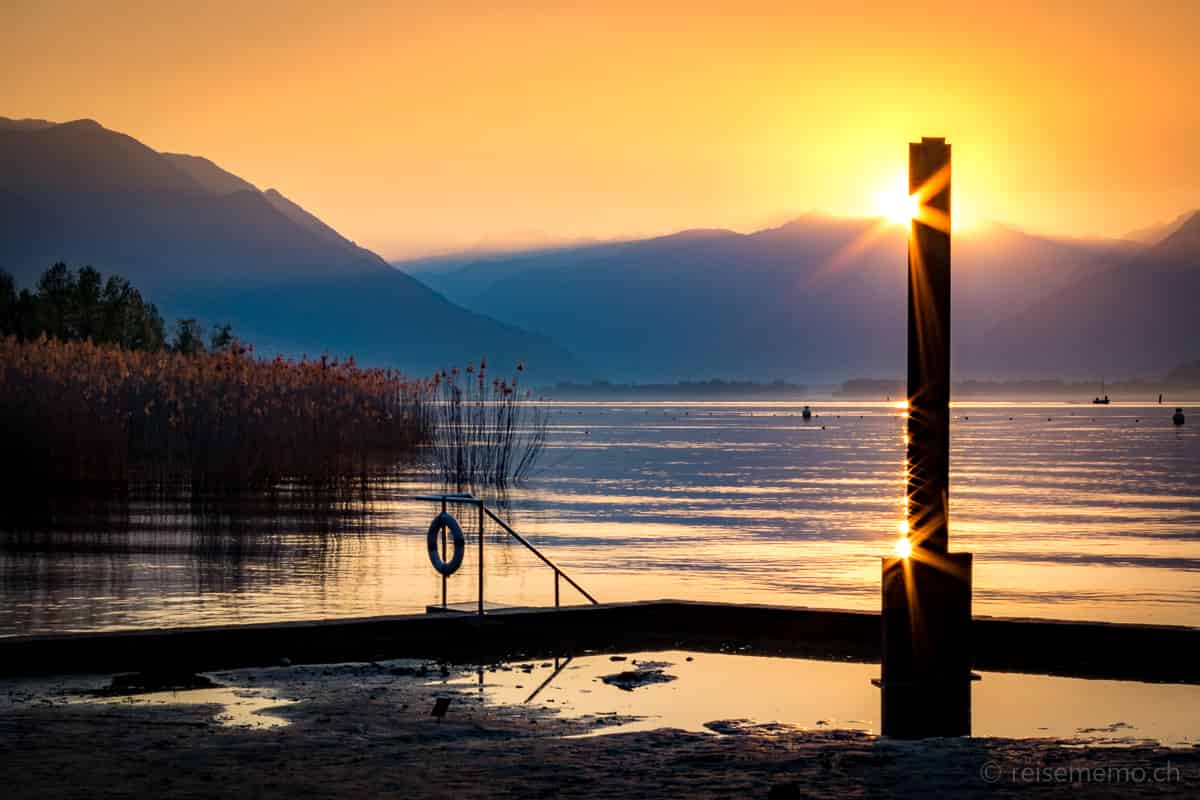 Stahlstele von James Licini im Sonnenaufgang am Lago Maggiore