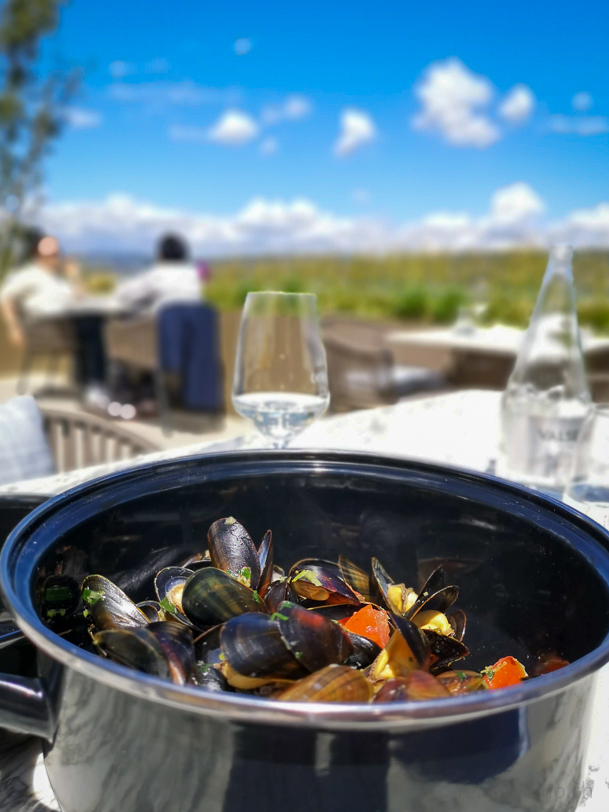The Living Circle - die Schweizer Boutique Hospitality Marke 44 Alex Lake Zürich Restaurantterrasse Moules