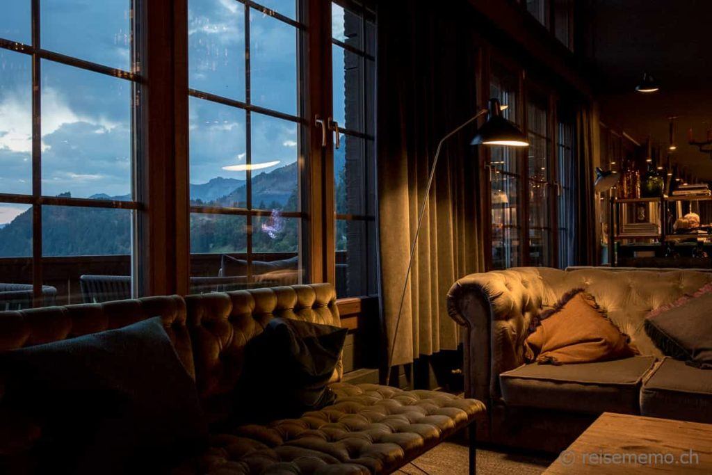 HUUS Hotel Gstaad Lounge Aussicht bei Reisememo