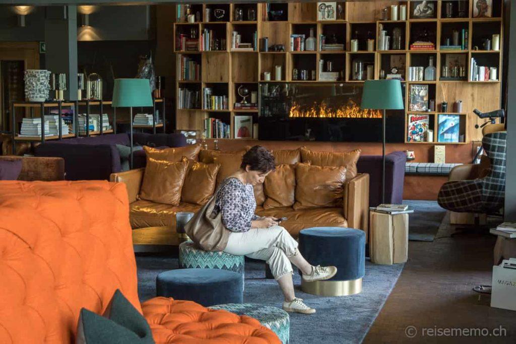 HUUS Hotel Gstaad Lounge Bibliothek 2 bei Reisememo