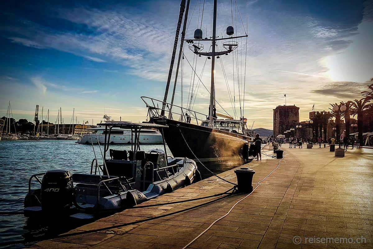 Segeljacht am Pier von Trogir