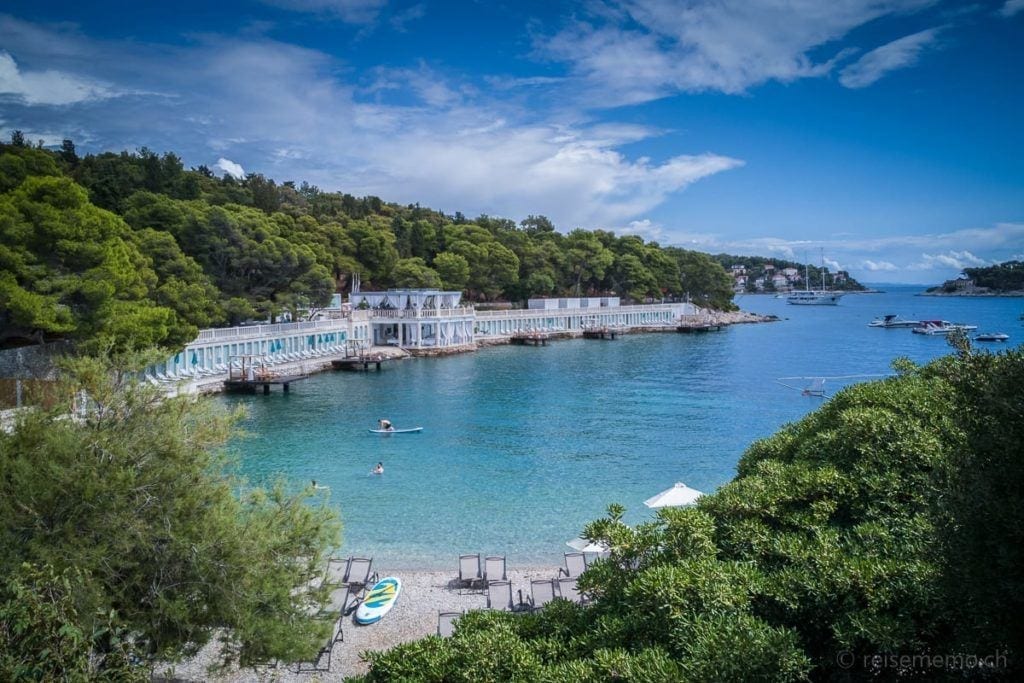Bonj 'les Bains' Beach Club in einer Bucht bei Hvar in Kroatien