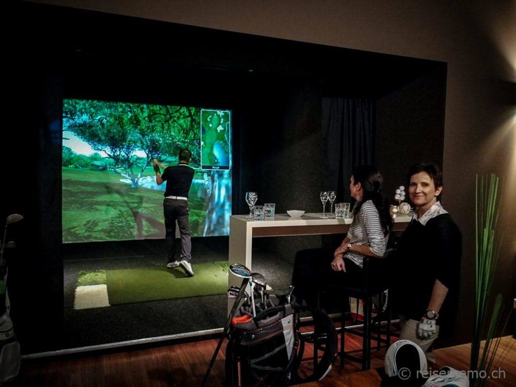 Golfsimulatorbox mit kleiner Bar