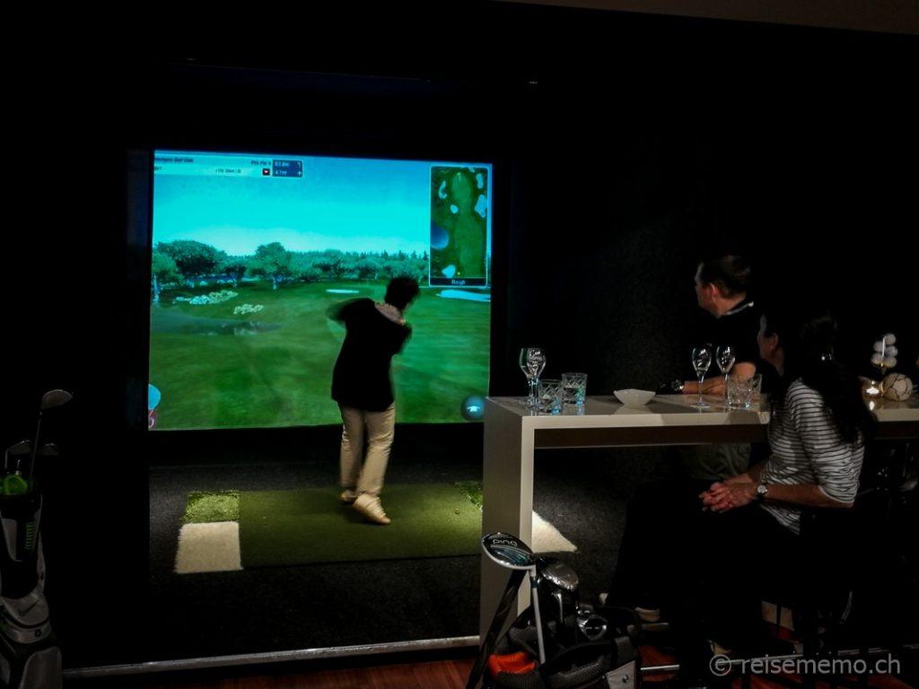 Katja Birrer im Golfsimulator