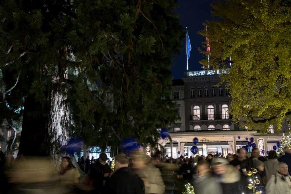 Besucher der Weihnachtsbaum-Einweihung im Hotelpark des Baur au Lac