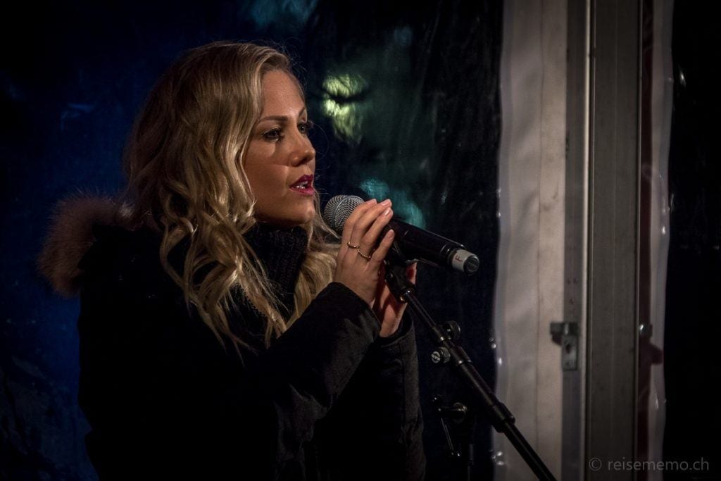 Sängerin Sabrina Auer singt Weihnachtslieder