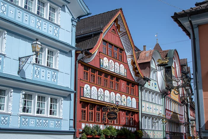 Bunte Häuser im autofreien Ortskern von Appenzell
