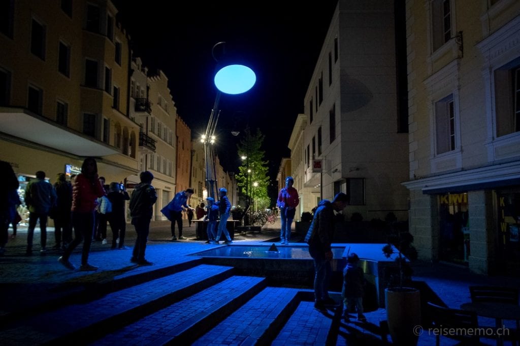 Lichtskulptur "Lampounette" beim Brunnen Grosser Graben in Brixen