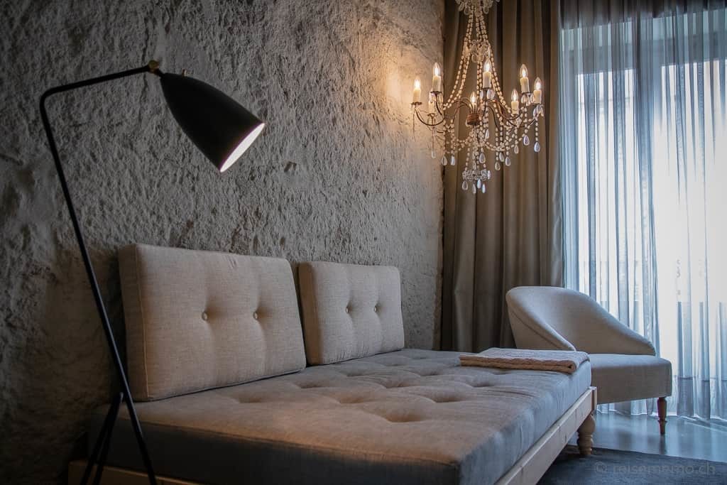 Couch im Hotelzimmer des Hotels Armazém Luxury Housing