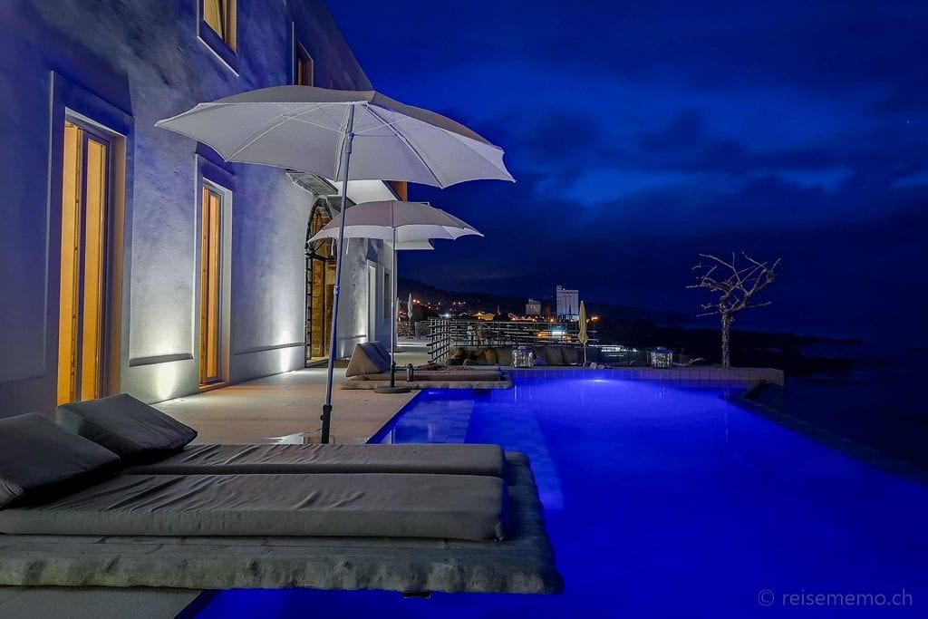 Infinity Pool blaue Stunde White Exclusive Suites Villas bei Reisememo