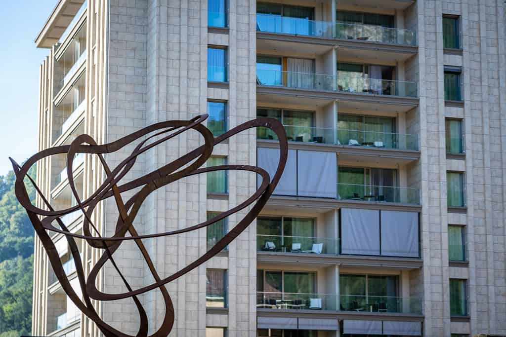 Skulptur von Werner Mally vor dem Grand Resort Quellenhof Spa & Suites