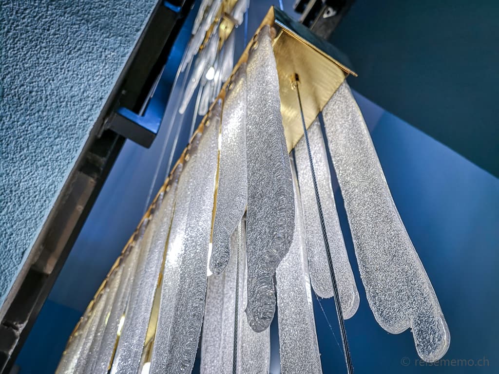 Eiswasserfall-Leuchte im Treppenhaus des Hotels Glacier