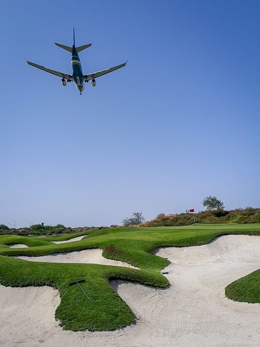 Oman Air über dem Al Mouj Links Golfplatz