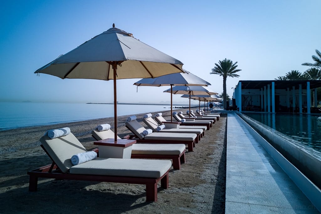 Liegestühle beim Chedi Pool in Muscat