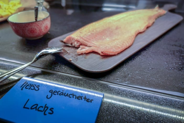 Heiss geräucherter Lachs am Frühstücksbuffet im a-ja Resort Zürich