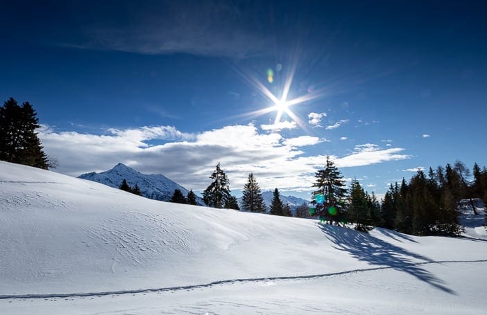 Winterlicher und sonniger Tgantieni Höhenweg