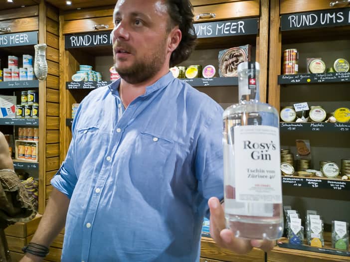 Tour-Guide Georg Twerenbold mit Rosy's Gin "Tschin vom Zürisee"
