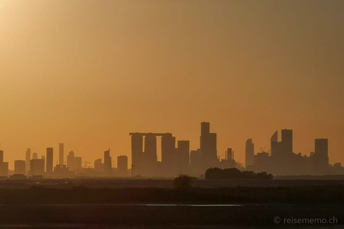 Skyline von Abu Dhabi von der Autobahn aus