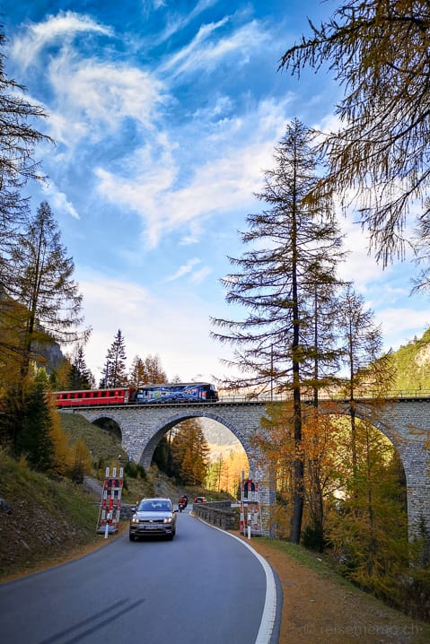 Rhätische Bahn Viadukt der Albula-Linie im Herbst