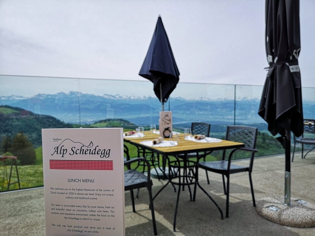 Aussicht von der Terrasse der Alp Scheidegg auf Zürichsee und Voralpen