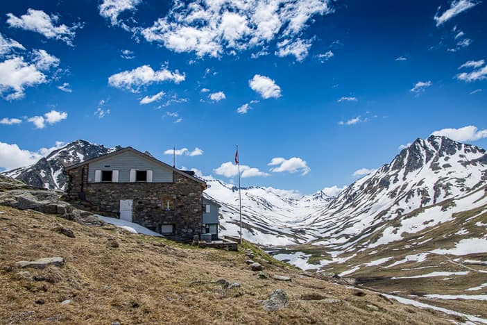 Maighelshütte mit dem Piz Nair (2764 M.) im Hintergrund
