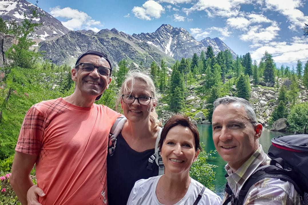 Selfie von Alex, Gabi, Katja und Walter am Lago di Saoseo