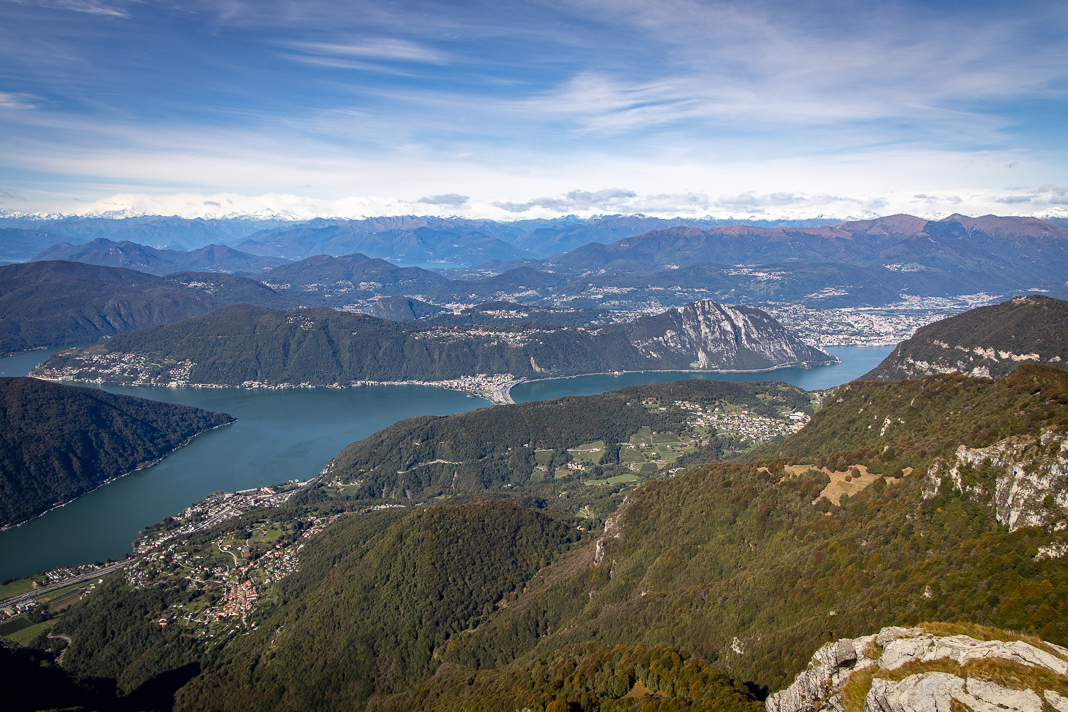 Aussicht vom Monte Generoso auf Capolago, Melide, Lugano und Dufourspitze