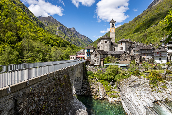 Autobrücke und Dorfkern von Lavertezzo im Verzascatal
