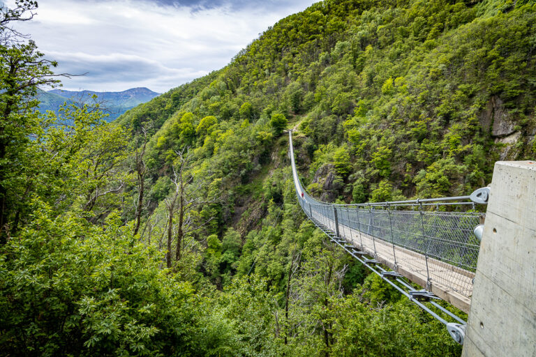 Sementina-Schlucht mit Brückenkopf der tibetanischen Hängebrücke