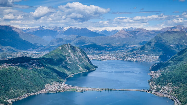 Damm von Melide mit San Salvatore vom Monte San Giorgio aus