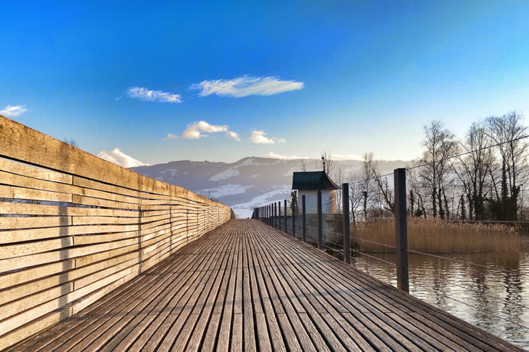 Holzsteg bei Rapperswil mit Kapelle Heilig Hüsli des Jakobswegs