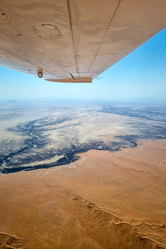 Luftaufnahme von Dünenausläufern der Namib-Wüste