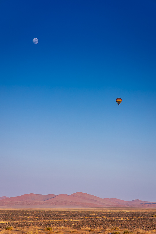 Mond und Heissluftballon von Namib Sky Balloon Safaris über den Dünen von Sossusvlei