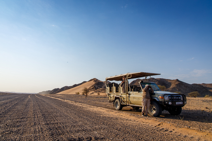 Safari-Jeep mit Guide Rosie in Damaraland