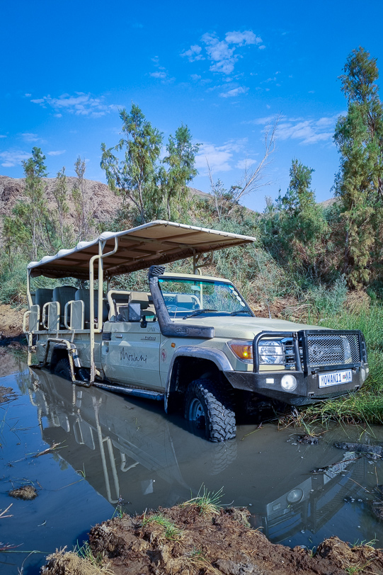 Steckengebliebener Safari-Jeep im Up-River Valley