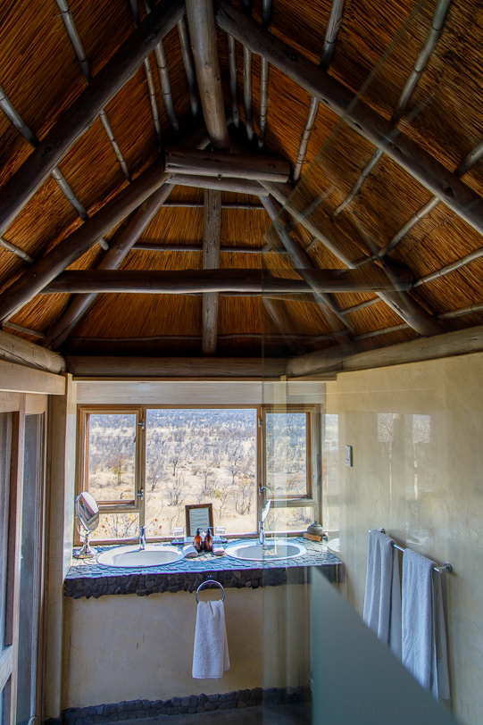 Badezimmer der Ongava Lodge mit Aussicht