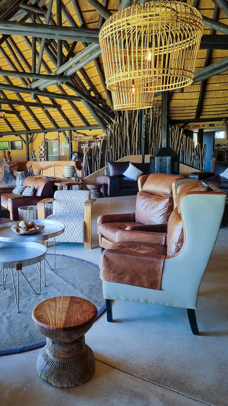 Sessel und Leuchten in der Lounge des Okonjima Bush Camps in Namibia